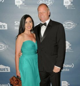 Mike Holmes, com sua namorada, Anna Zappia