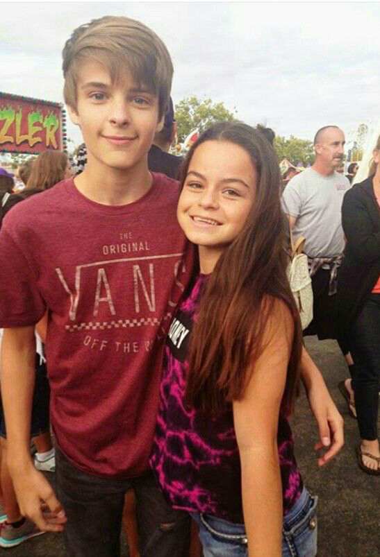 Baylee Fogelmanis Bio, Age, Net Worth 2022, Salary, Relationship, Brother