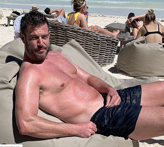 The TV host, Jesse Palmer Appears in a Shirtless Photo.