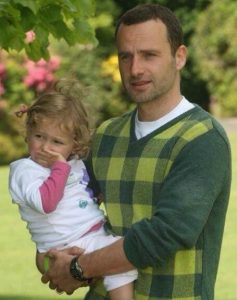 Matilda Clutterbuck avec son père, Andrew pendant son enfance