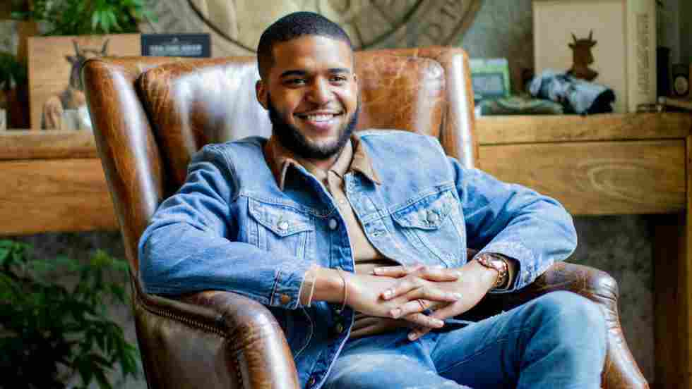 C.J. Wallace Bio, Age, Net Worth, Salary, Relationship, Parents, Height