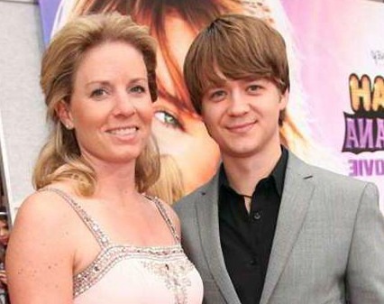 Biography, & Other Facts of Jason Earles' daughter Noah Earles