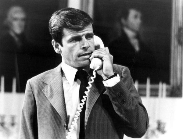 Le mari d'Eugenie Devane, William, parle au téléphone