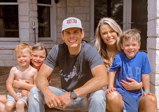 Granger Smith with his wife and kids
