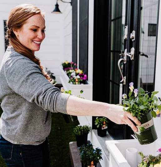 Mina Starsiak, American real estate agent