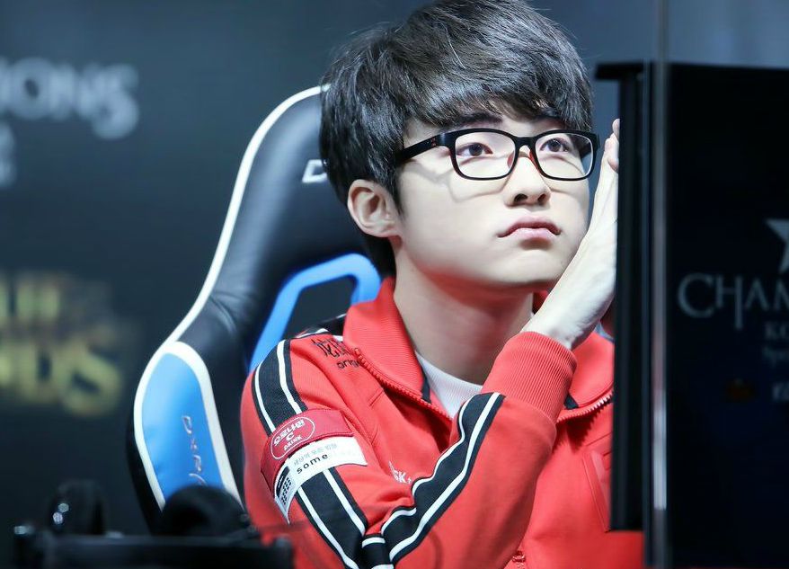 Lee Sang-Hyeok playing game
