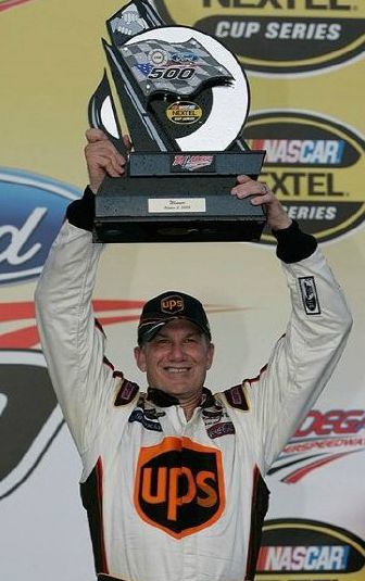 Dale Jarrett lefting his award after winning the race