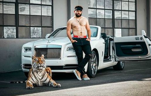 Baker Mayfield posing with his car