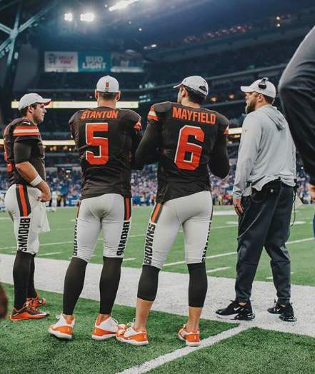Baker Mayfield with his team mates