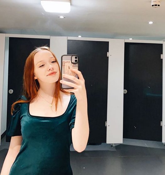 Amybeth McNulty clicking her photo by iphone