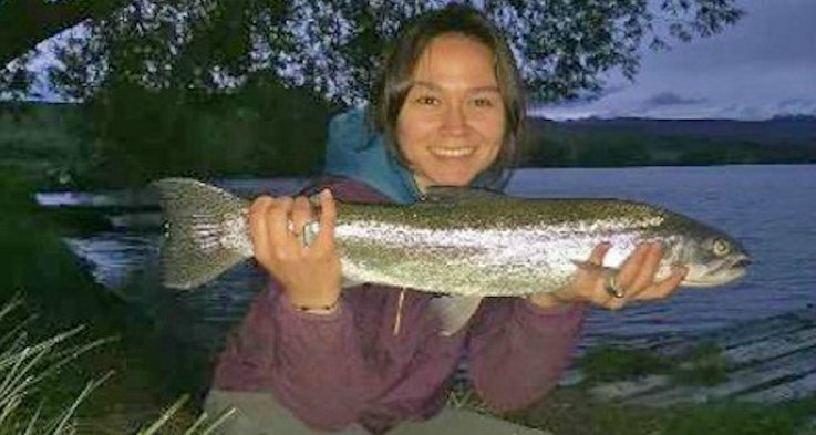 Martha Mae Salitan posiert für ein Foto nach dem Fischfang 