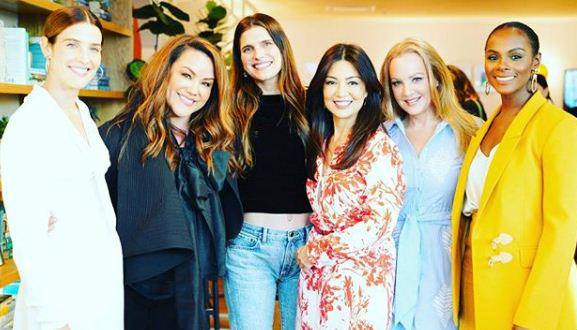 Wendi McLendon-Covey with her co-workers