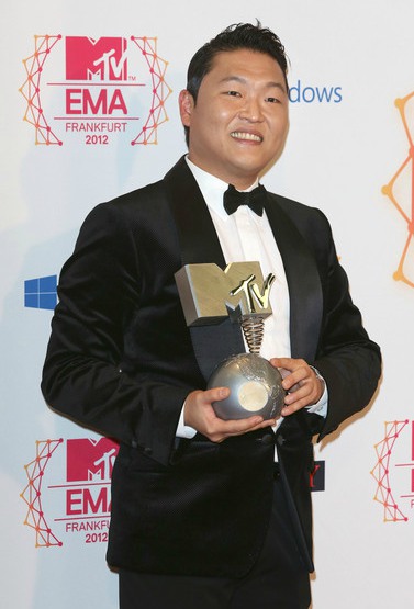 Yoo Hye Yeon's husband, Psy posing with his award