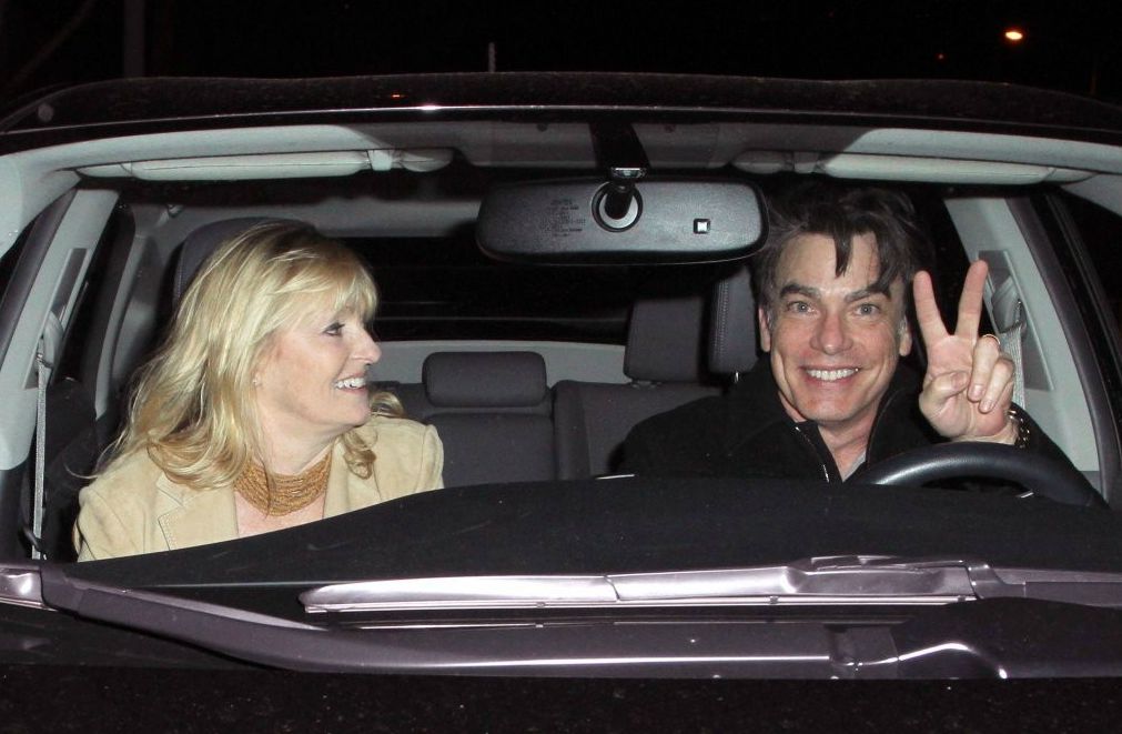 Peter Gallagher played the character of Sandy Cohen inside the car with his friend