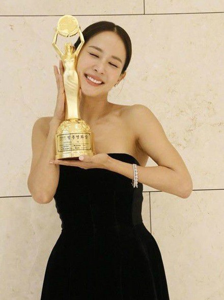 Cho Yeo-Jeong posing with her award