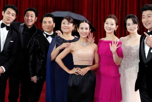Cho Yeo-Jeong with her cast members