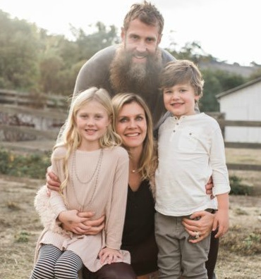 Tabea Pfendsack with her husband, Joe Thornton and children, Alya and River