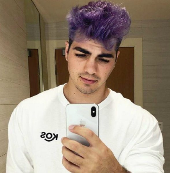 Thomas Petrou taking selfie