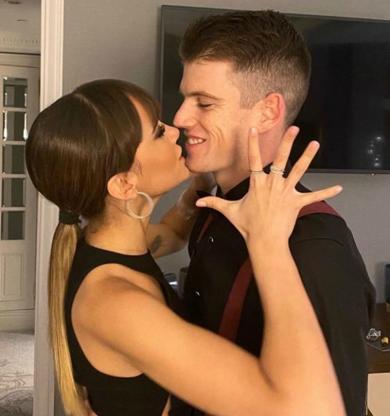 Miguel Bernardeau kissing to his girlfriend Aitana Ocana