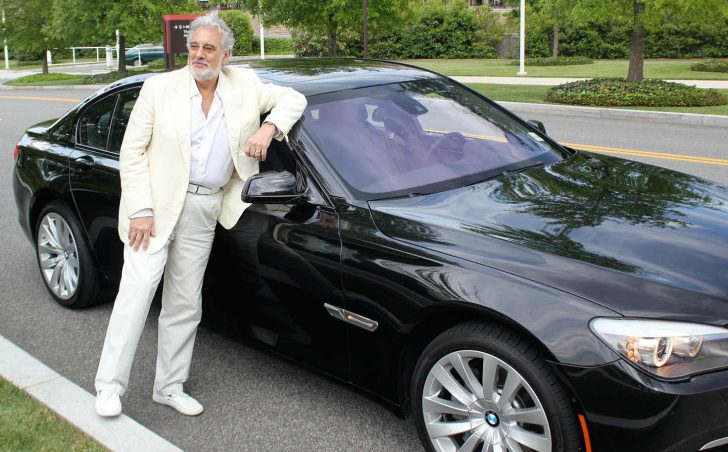 Placido Domingo posing for photo with his car