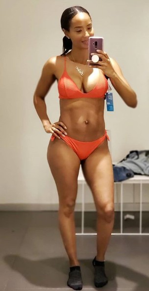 Azja Pryor clicking selfie