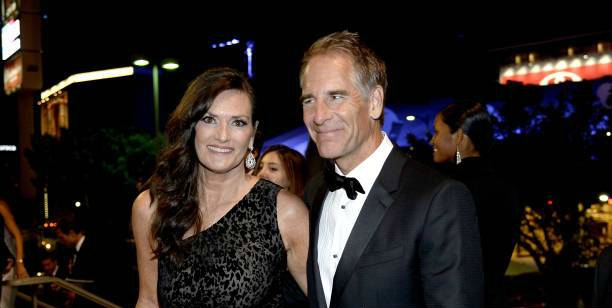 El actor Scott Bakula (R) y Krista Neumann asisten al Governors Ball durante la 65a Entrega Anual de Premios Emmy en el Nokia Theatre L. A. Live el 22 de septiembre de 2013 en Los Ángeles, California.