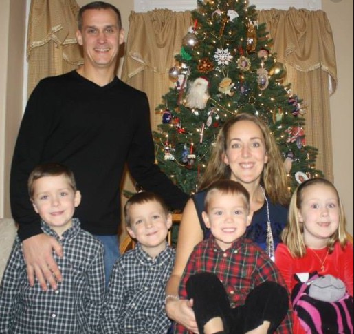 Alison Lewandowski with her husband Corey and their 4 kids