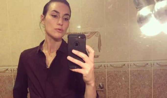 Honey Hollman clicking selfie with iphone