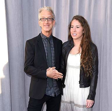 Comedian Andy Dick (L) en Lena Sved wonen The Comedy Central Roast of Justin Bieber bij in Sony Pictures Studios op 14 maart 2015, in Los Angeles, Californië