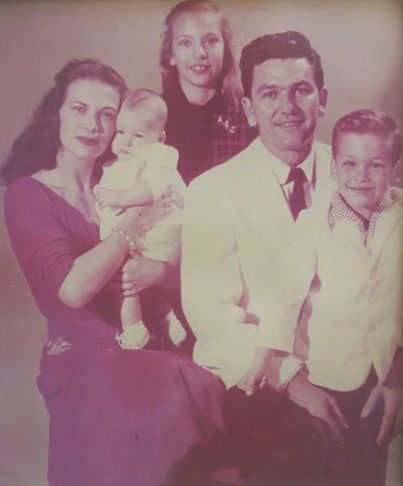 Foto d'infanzia dei fratelli di Sean Kyle Swayze con i suoi genitori's siblings childhood picture with his parents