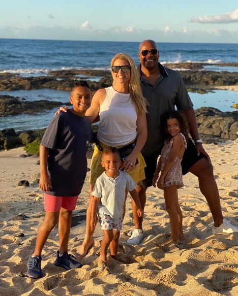 Frank Thomas with his wife Mega and kids