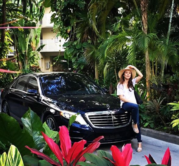 Linda Cardellini posing for a photo with her car