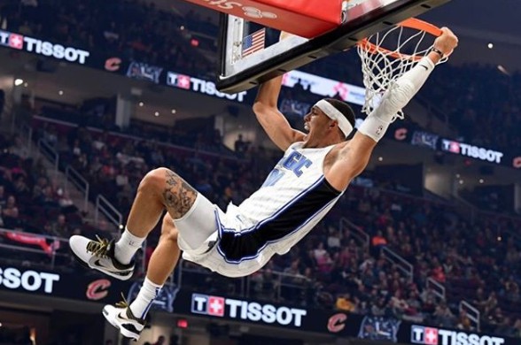 Aaron Gordon playing for his team