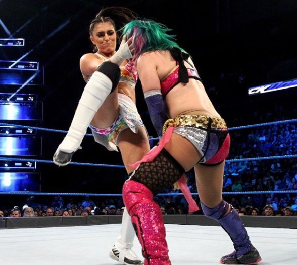 Daria Berenato fighting with her opponent
