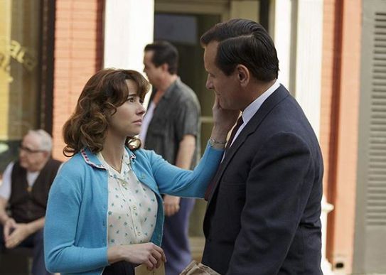 Linda Cardellini doing acting with her co-actor