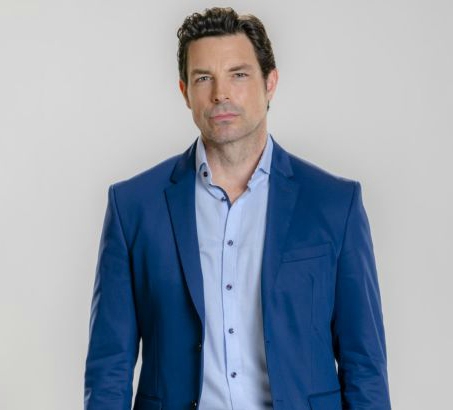 Brennan Elliott posando para la foto