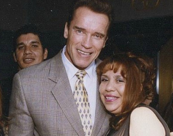 Mildred Patricia Baena hugging Arnold Schwarzenegger