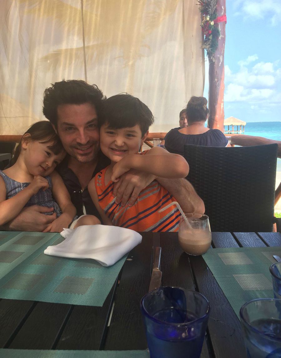 Brennan Elliott met zijn zoon en dochter