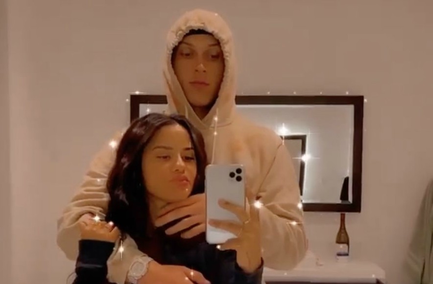 Tyler Herro clicking picture with his girlfriend Katya