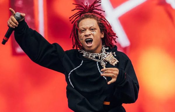 Trippie Redd signing songs in the stage