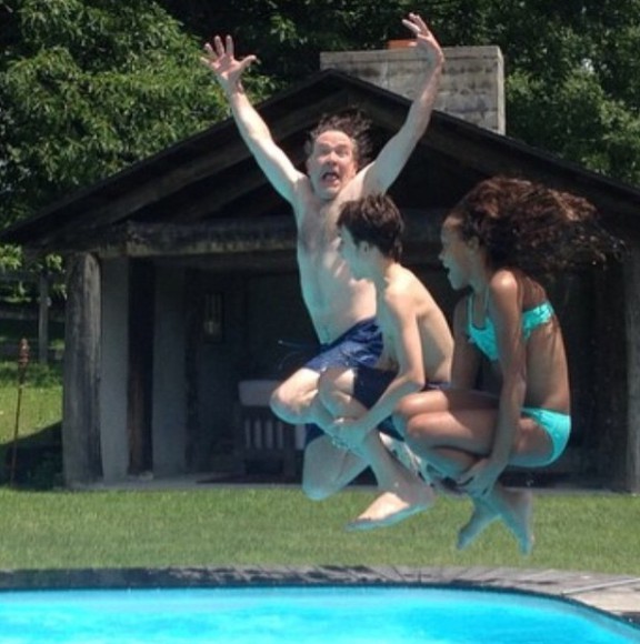 Timothy Hutton having fun with his kids