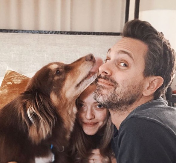 Amanda Seyfried with her husband Thomas Sadoski and their dog