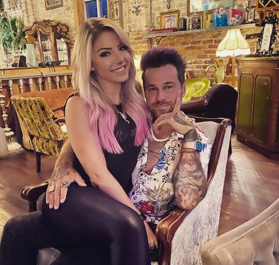 Ryan Cabrera posing for photo with his girlfriend Bliss