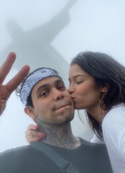 Yeferson Cossio kissed by Jenn Muriel
