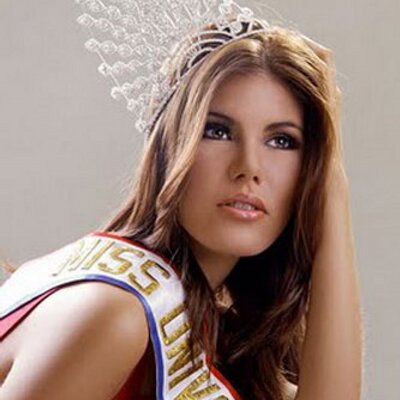 Alba wearing the crown of Miss Universe Paraguay