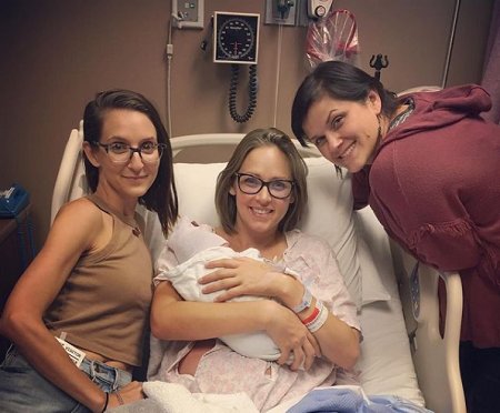  Emily Felekin photo with her new born baby