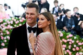 Caption :Tom Brady with his wife