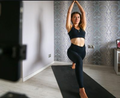 Brynn Putnam clicking photo with her yoga pose