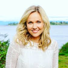 Caption : Emilie Ullerup posing the phot with nature