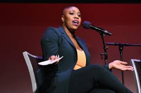 Caption :Symone Sanders delivering a speech